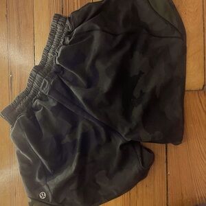 Lululemon 4” hotty hots